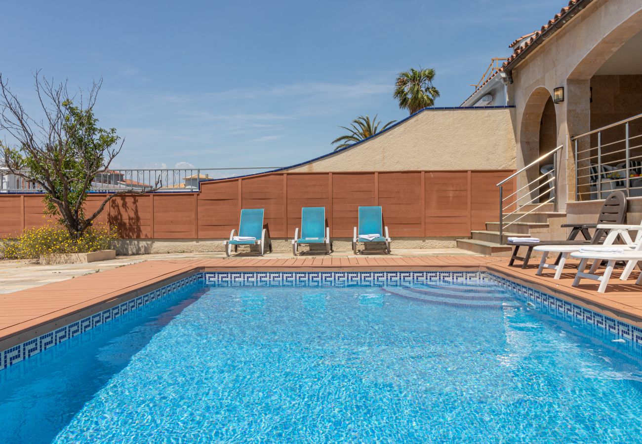 Villa in Empuriabrava - 0141-PANI Haus am Kanal mit Pool und Liegeplatz