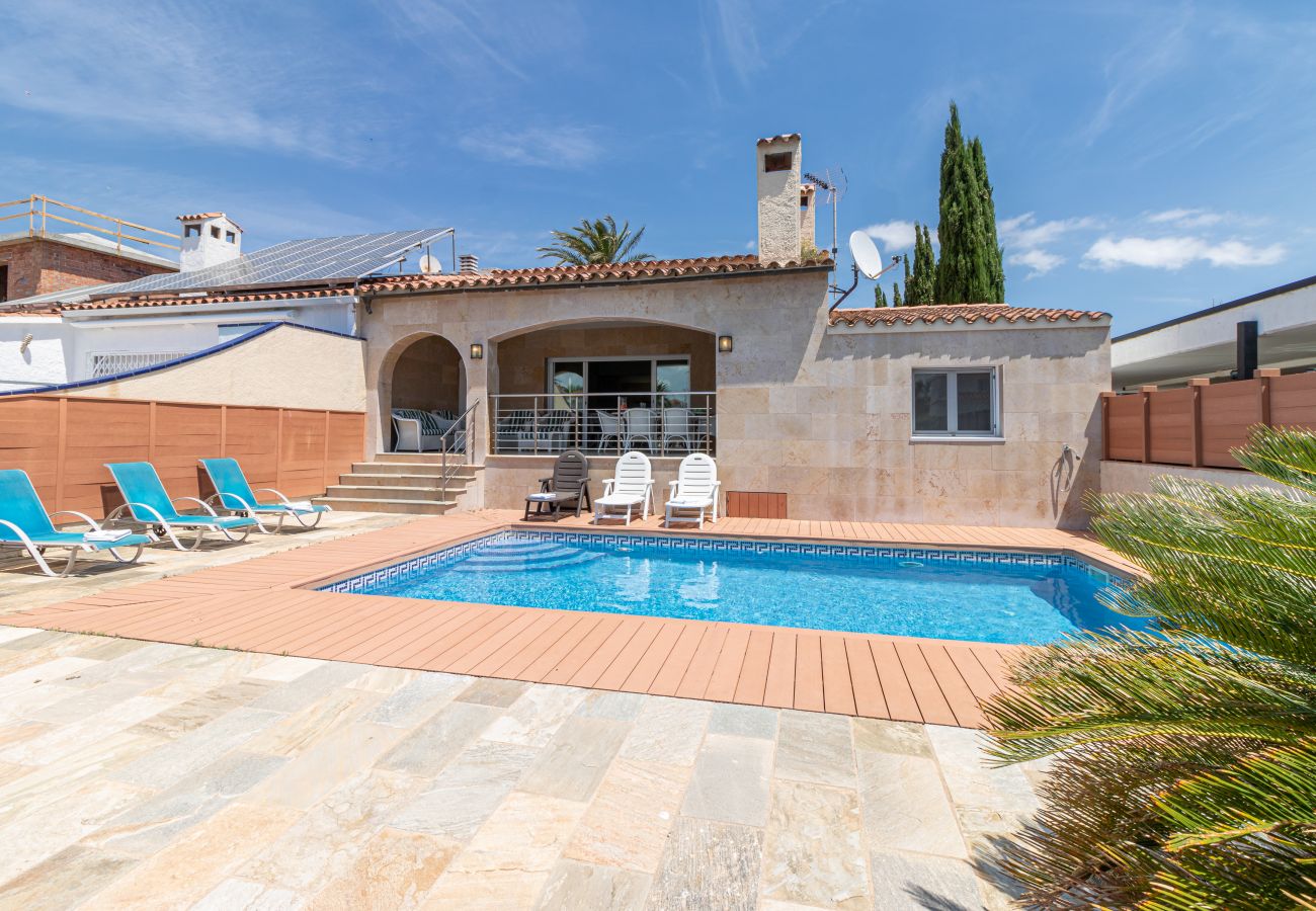 Villa in Empuriabrava - 0141-PANI Haus am Kanal mit Pool und Liegeplatz