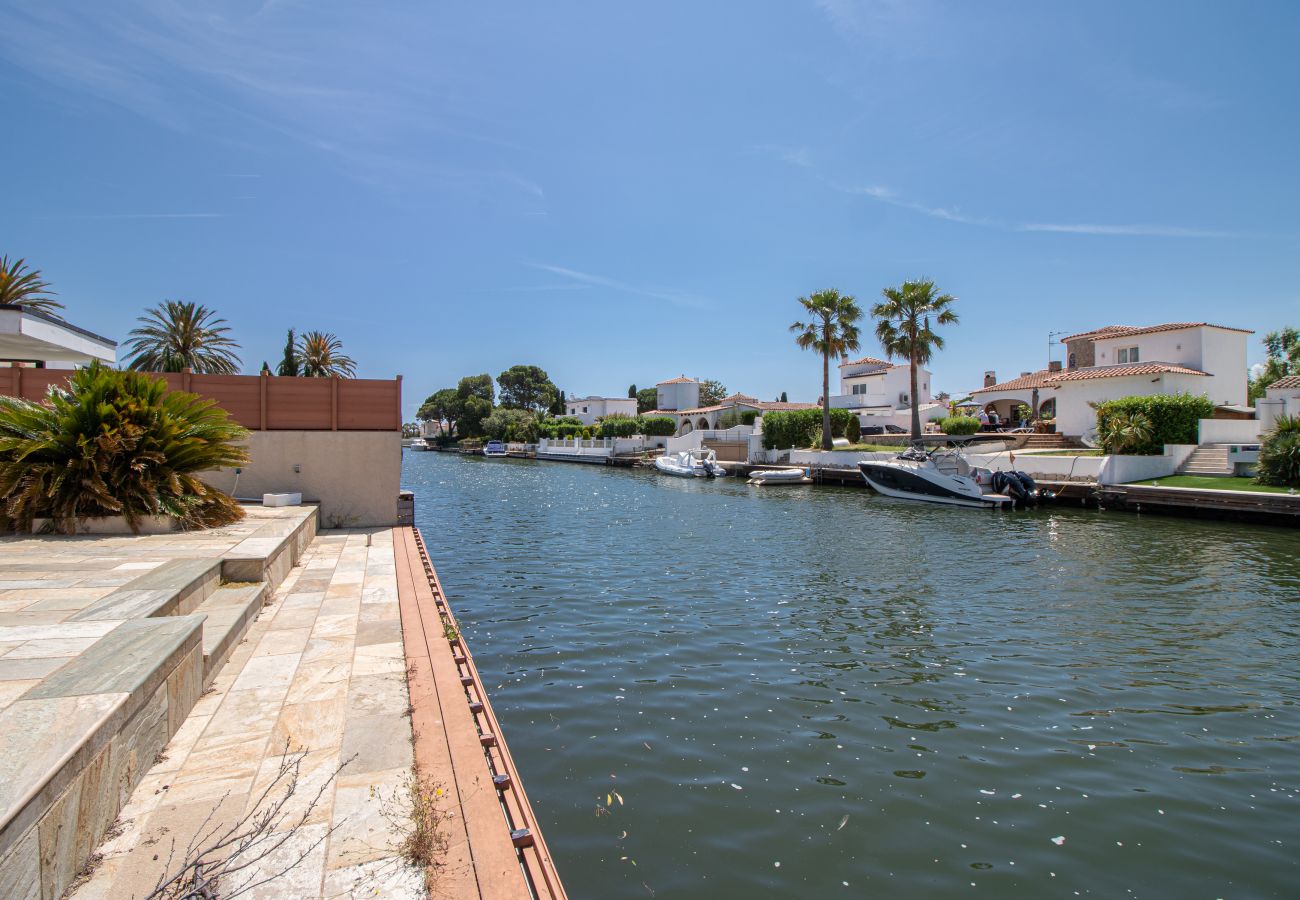 Villa in Empuriabrava - 0141-PANI Haus am Kanal mit Pool und Liegeplatz