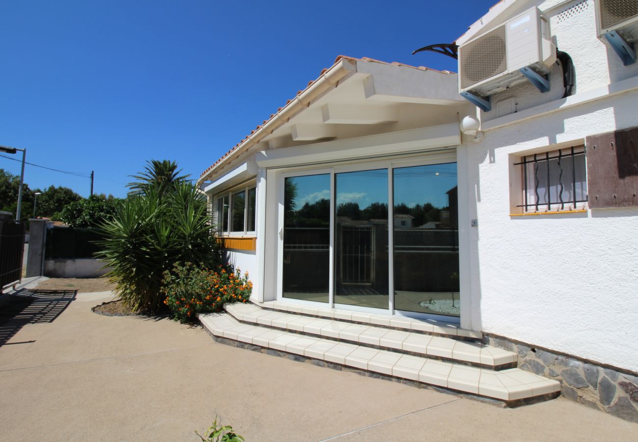 Villa in Empuriabrava - 0032-CARLIT Haus mit Garten und 3 Schlafzimmer
