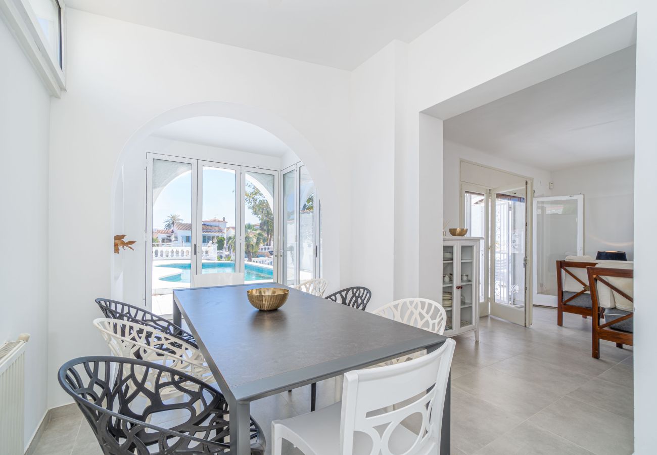 Villa in Empuriabrava - 0100-LLOBREGAT Haus am Kanal mit Pool, Liegeplatz und Studio