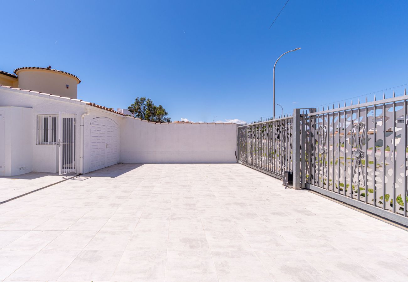 Villa in Empuriabrava - 0100-LLOBREGAT Haus am Kanal mit Pool, Liegeplatz und Studio