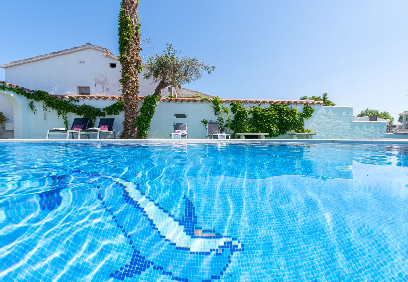 Villa in Empuriabrava - 0149-VALIRA Haus am Kanal mit Pool und Liegeplatz