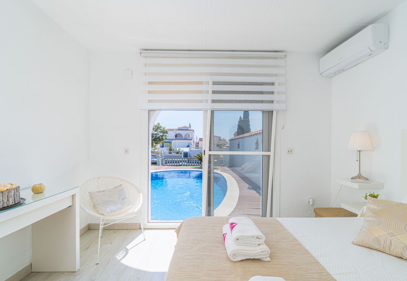 Villa in Empuriabrava - 0149-VALIRA Haus am Kanal mit Pool und Liegeplatz