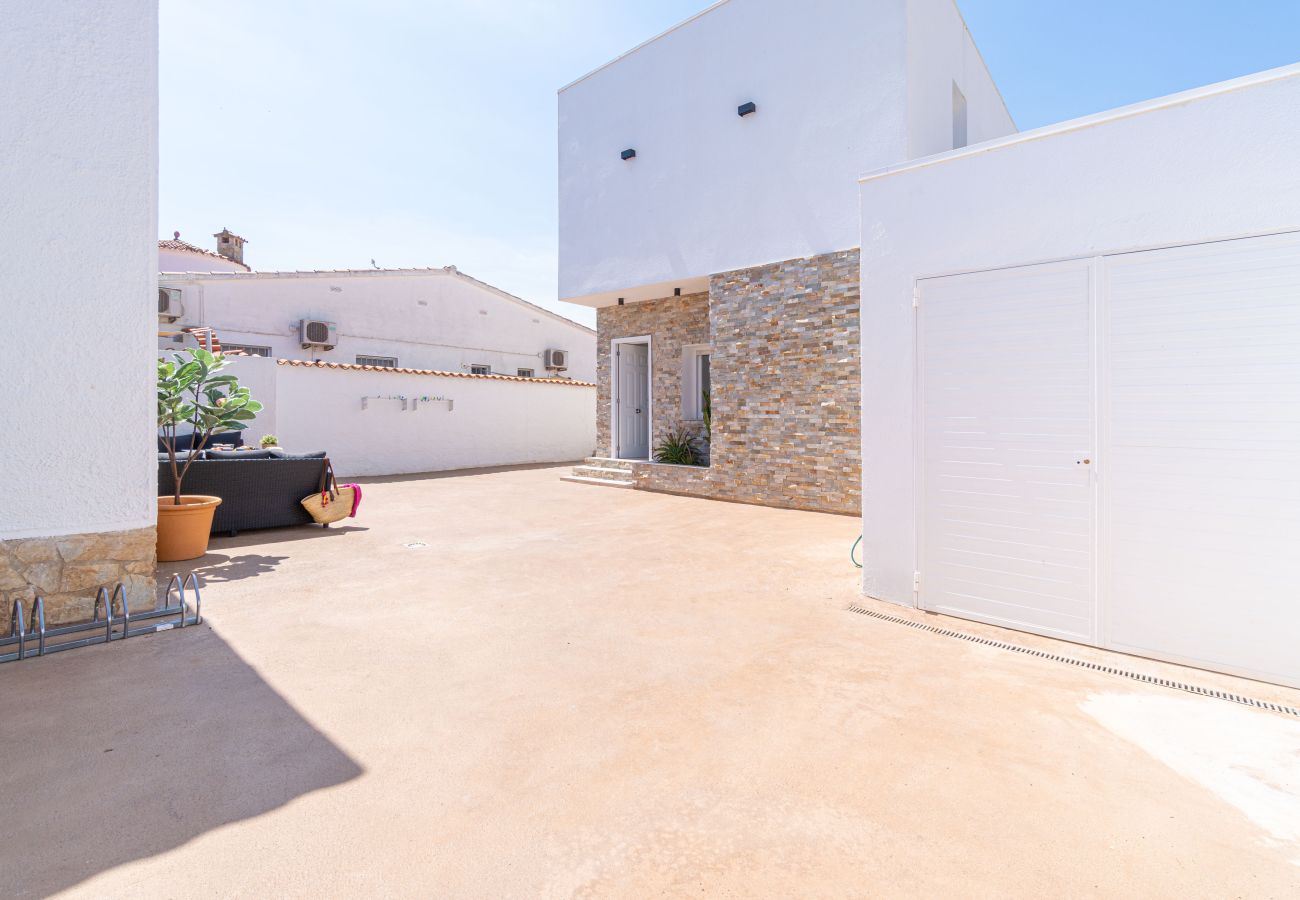 Villa in Empuriabrava - 0040-CAP RAS Haus am Kanal mit Pool und Liegeplatz