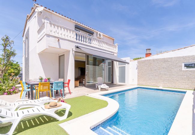 Villa in Empuriabrava - 0125-MONTGRI Huis met privé-zwembad en wifi Villa in Empuriabrava - 0125-MONTGRI Huis met privé-zwembad en wifi