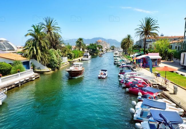 Villa in Empuriabrava - 0031-TER Huis aan kanaal met zwembad, aanlegplaats en studio Villa in Empuriabrava - 0031-TER Huis aan kanaal met zwembad, aanlegplaats en studio