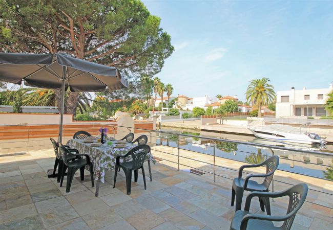Villa in Empuriabrava - 0031-TER Huis aan kanaal met zwembad, aanlegplaats en studio Villa in Empuriabrava - 0031-TER Huis aan kanaal met zwembad, aanlegplaats en studio