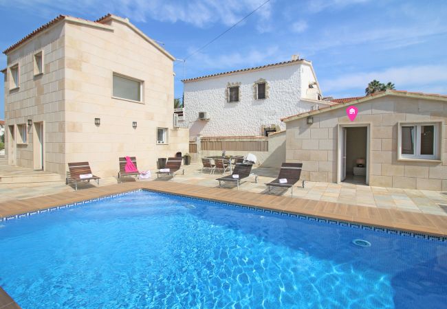 Villa in Empuriabrava - 0031-TER Huis aan kanaal met zwembad, aanlegplaats en studio Villa in Empuriabrava - 0031-TER Huis aan kanaal met zwembad, aanlegplaats en studio