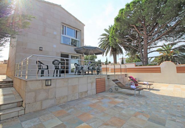 Villa in Empuriabrava - 0031-TER Huis aan kanaal met zwembad, aanlegplaats en studio Villa in Empuriabrava - 0031-TER Huis aan kanaal met zwembad, aanlegplaats en studio