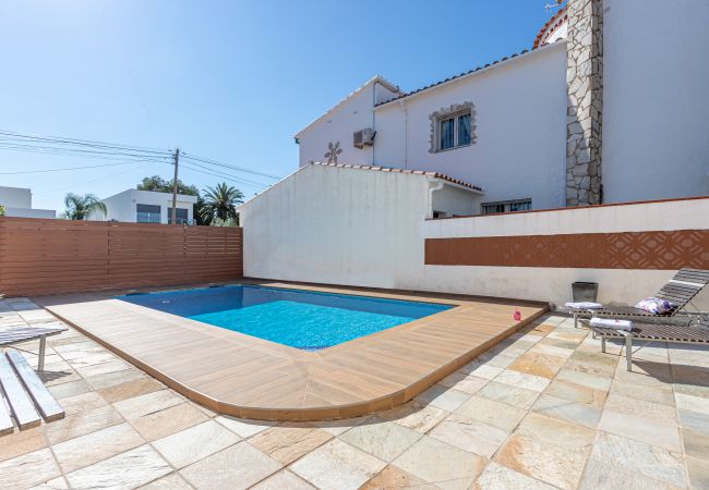 Villa in Empuriabrava - 0031-TER Huis aan kanaal met zwembad, aanlegplaats en studio Villa in Empuriabrava - 0031-TER Huis aan kanaal met zwembad, aanlegplaats en studio