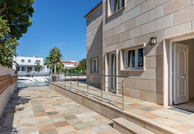 Villa in Empuriabrava - 0031-TER Huis aan kanaal met zwembad, aanlegplaats en studio Villa in Empuriabrava - 0031-TER Huis aan kanaal met zwembad, aanlegplaats en studio