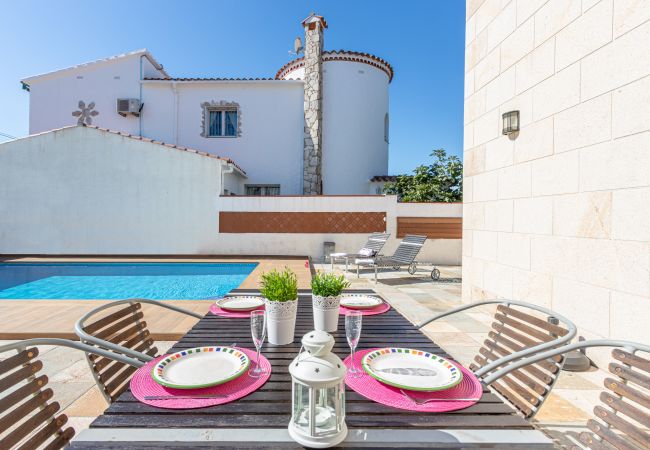 Villa in Empuriabrava - 0031-TER Huis aan kanaal met zwembad, aanlegplaats en studio Villa in Empuriabrava - 0031-TER Huis aan kanaal met zwembad, aanlegplaats en studio