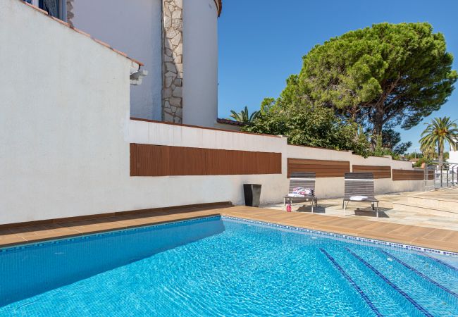 Villa in Empuriabrava - 0031-TER Huis aan kanaal met zwembad, aanlegplaats en studio Villa in Empuriabrava - 0031-TER Huis aan kanaal met zwembad, aanlegplaats en studio