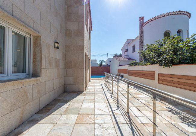 Villa in Empuriabrava - 0031-TER Huis aan kanaal met zwembad, aanlegplaats en studio Villa in Empuriabrava - 0031-TER Huis aan kanaal met zwembad, aanlegplaats en studio