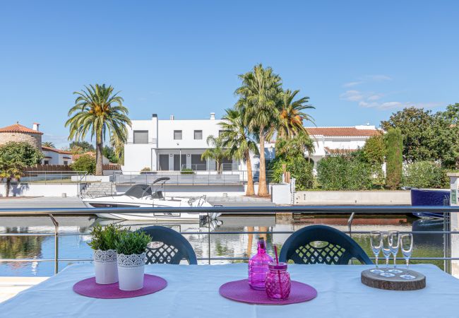Villa in Empuriabrava - 0031-TER Huis aan kanaal met zwembad, aanlegplaats en studio Villa in Empuriabrava - 0031-TER Huis aan kanaal met zwembad, aanlegplaats en studio