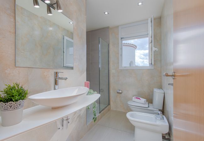 Villa in Empuriabrava - 0031-TER Huis aan kanaal met zwembad, aanlegplaats en studio Villa in Empuriabrava - 0031-TER Huis aan kanaal met zwembad, aanlegplaats en studio