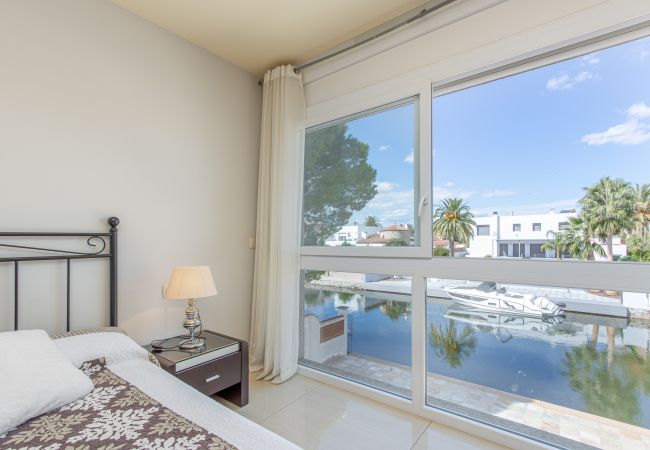 Villa in Empuriabrava - 0031-TER Huis aan kanaal met zwembad, aanlegplaats en studio Villa in Empuriabrava - 0031-TER Huis aan kanaal met zwembad, aanlegplaats en studio