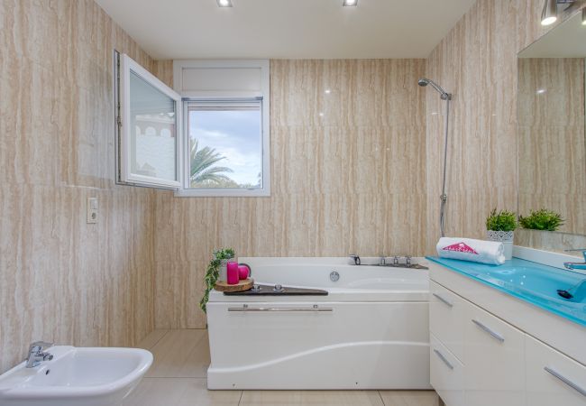 Villa in Empuriabrava - 0031-TER Huis aan kanaal met zwembad, aanlegplaats en studio Villa in Empuriabrava - 0031-TER Huis aan kanaal met zwembad, aanlegplaats en studio