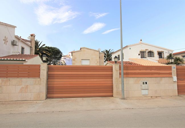 Villa in Empuriabrava - 0031-TER Huis aan kanaal met zwembad, aanlegplaats en studio Villa in Empuriabrava - 0031-TER Huis aan kanaal met zwembad, aanlegplaats en studio