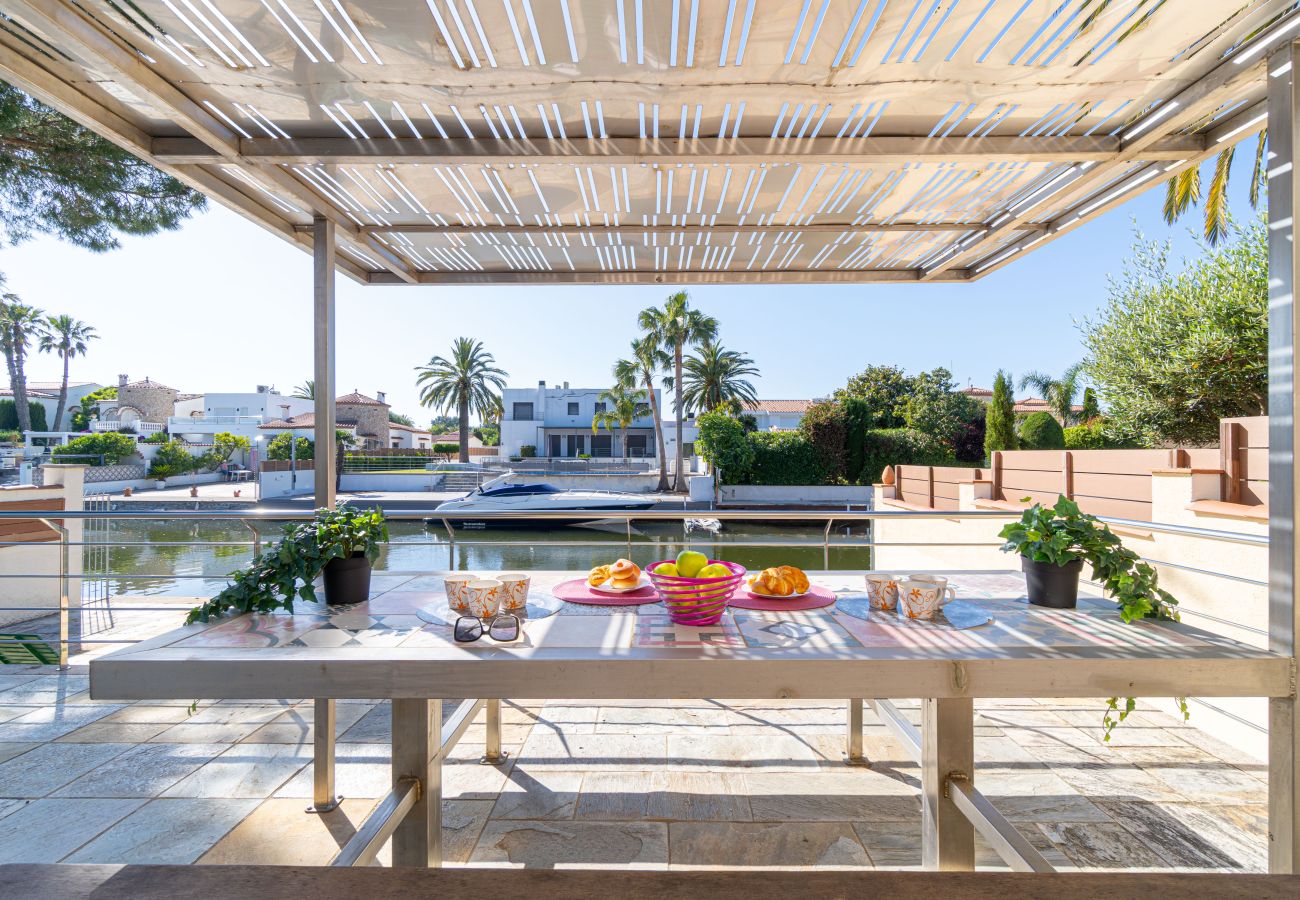 Villa in Empuriabrava - 0031-TER Huis aan kanaal met zwembad, aanlegplaats en studio