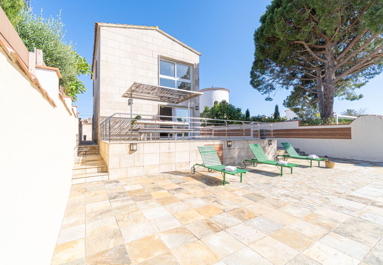 Villa in Empuriabrava - 0031-TER Huis aan kanaal met zwembad, aanlegplaats en studio