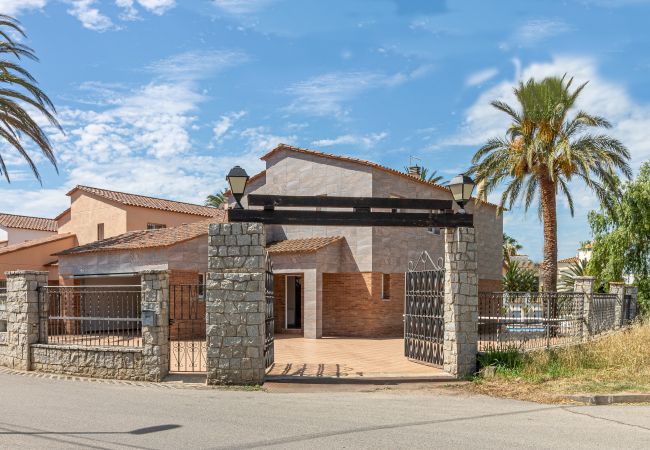 Villa in Empuriabrava - 0145-PANI Huis aan kanaal met zwembad en aanlegplaats Villa in Empuriabrava - 0145-PANI Huis aan kanaal met zwembad en aanlegplaats