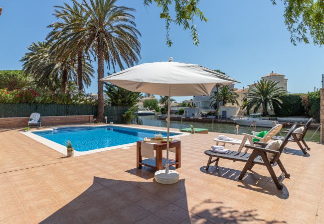 Villa in Empuriabrava - 0145-PANI Huis aan kanaal met zwembad en aanlegplaats Villa in Empuriabrava - 0145-PANI Huis aan kanaal met zwembad en aanlegplaats