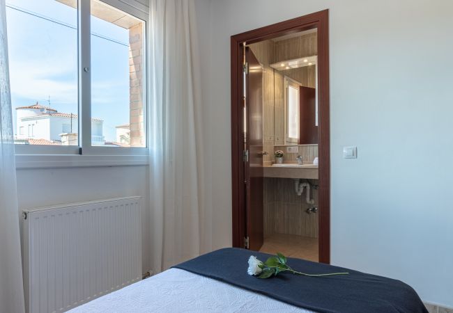 Villa in Empuriabrava - 0145-PANI Huis aan kanaal met zwembad en aanlegplaats Villa in Empuriabrava - 0145-PANI Huis aan kanaal met zwembad en aanlegplaats