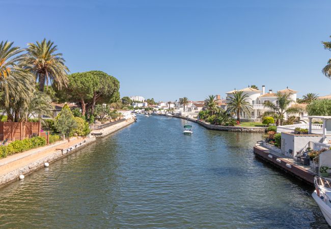 Villa in Empuriabrava - 0145-PANI Huis aan kanaal met zwembad en aanlegplaats Villa in Empuriabrava - 0145-PANI Huis aan kanaal met zwembad en aanlegplaats