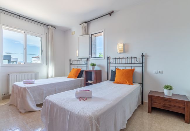 Villa in Empuriabrava - 0145-PANI Huis aan kanaal met zwembad en aanlegplaats Villa in Empuriabrava - 0145-PANI Huis aan kanaal met zwembad en aanlegplaats