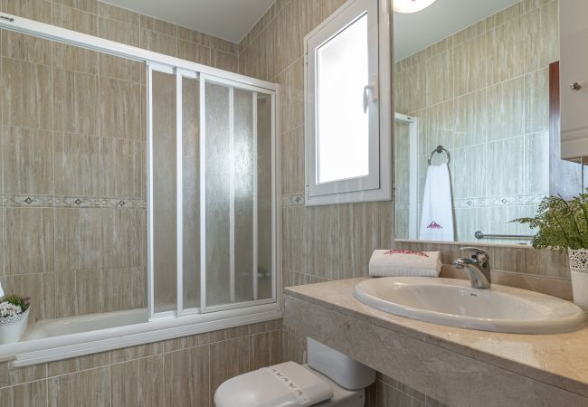 Villa in Empuriabrava - 0145-PANI Huis aan kanaal met zwembad en aanlegplaats Villa in Empuriabrava - 0145-PANI Huis aan kanaal met zwembad en aanlegplaats