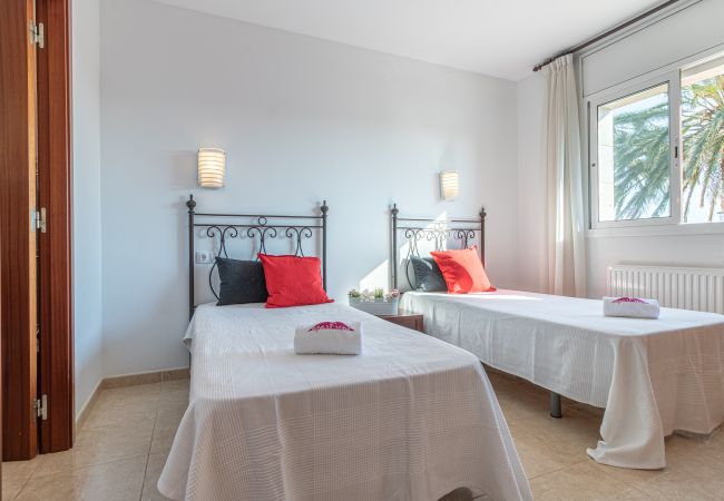 Villa in Empuriabrava - 0145-PANI Huis aan kanaal met zwembad en aanlegplaats Villa in Empuriabrava - 0145-PANI Huis aan kanaal met zwembad en aanlegplaats