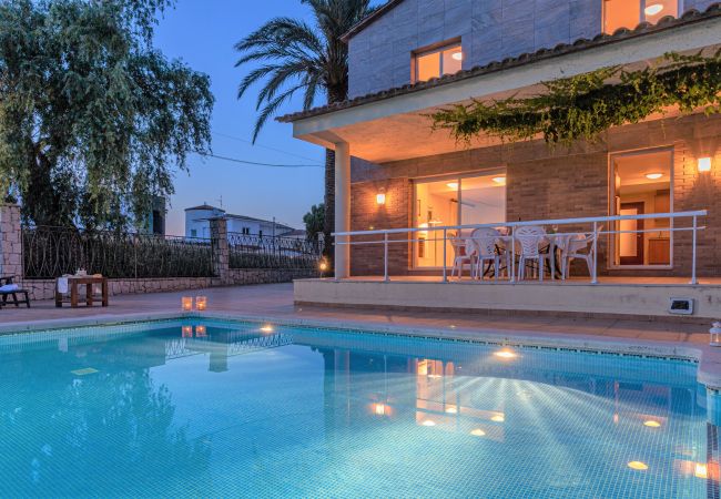 Villa in Empuriabrava - 0145-PANI Huis aan kanaal met zwembad en aanlegplaats Villa in Empuriabrava - 0145-PANI Huis aan kanaal met zwembad en aanlegplaats