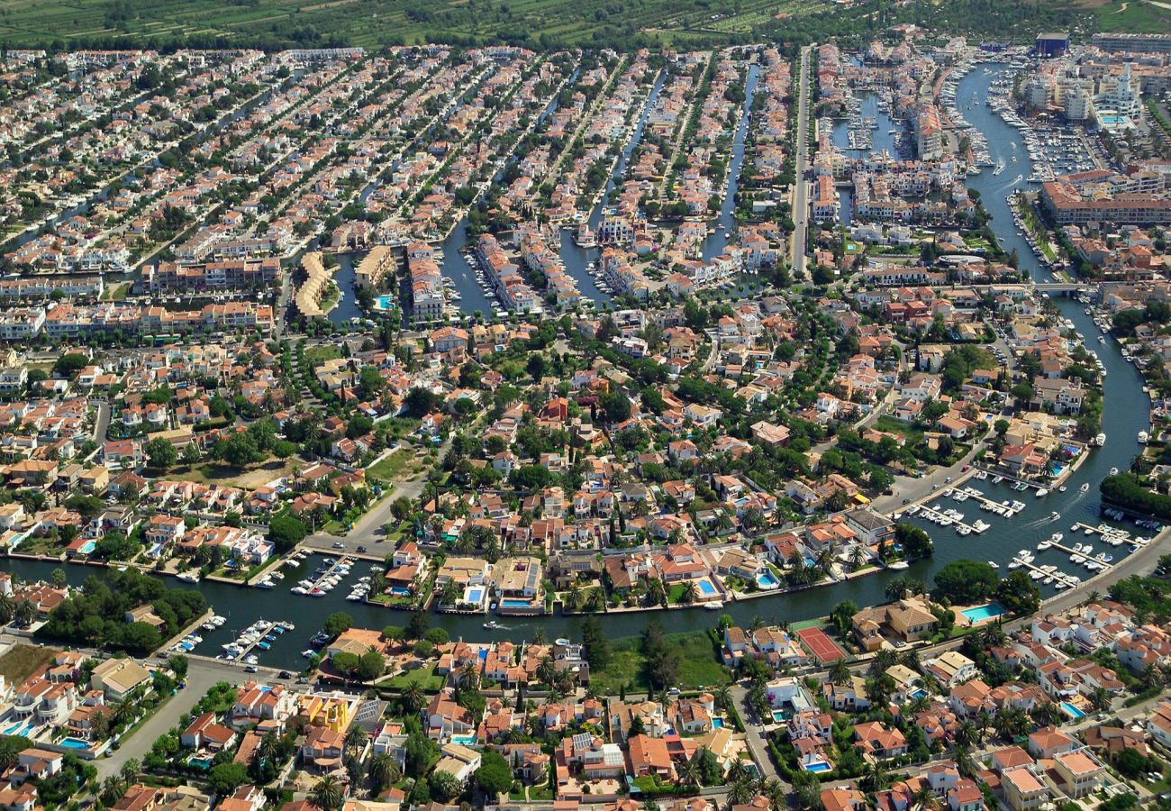 Villa in Empuriabrava - 0141-PANI Huis aan kanaal met zwembad en aanlegplaats