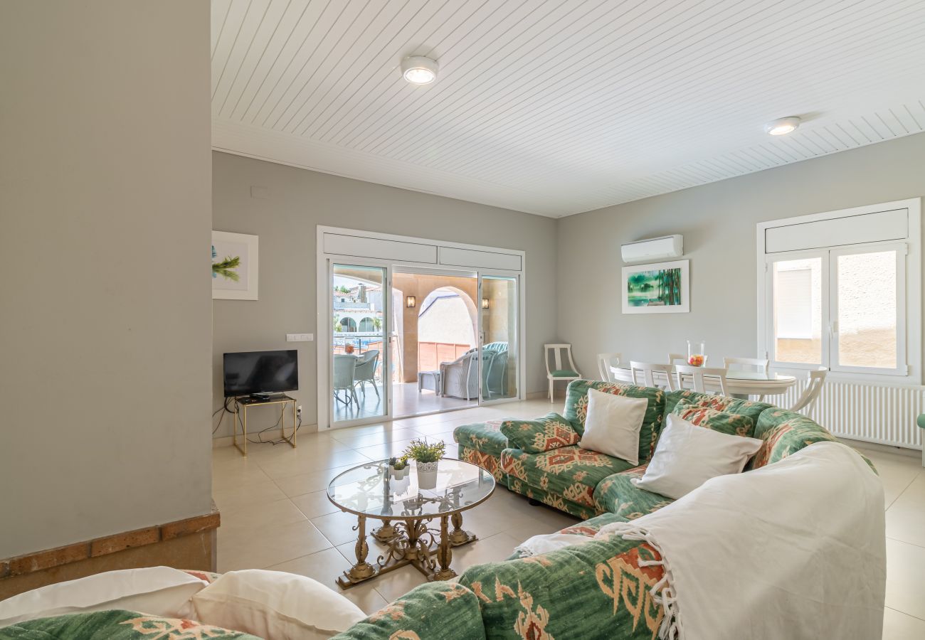 Villa in Empuriabrava - 0141-PANI Huis aan kanaal met zwembad en aanlegplaats