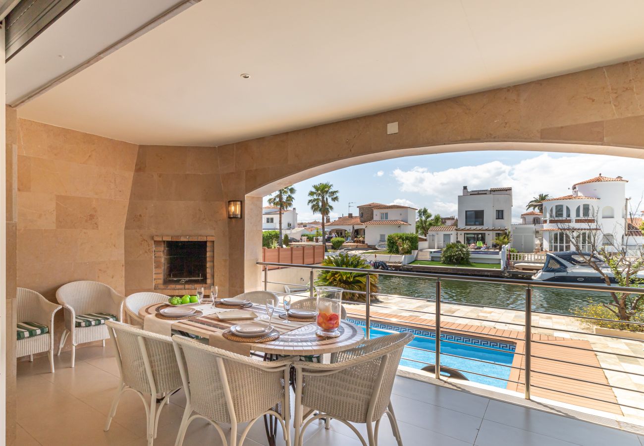 Villa in Empuriabrava - 0141-PANI Huis aan kanaal met zwembad en aanlegplaats
