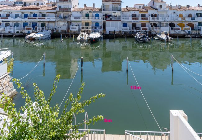Villa in Empuriabrava - 0153-PORTO FINO Huis aan het kanaal met aanlegsteiger Villa in Empuriabrava - 0153-PORTO FINO Huis aan het kanaal met aanlegsteiger