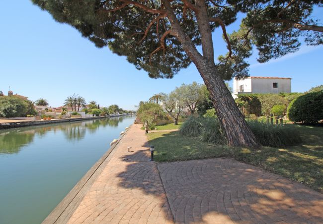 Villa in Empuriabrava - 0010-TER Huis aan kanaal met zwembad en aanlegplaats Villa in Empuriabrava - 0010-TER Huis aan kanaal met zwembad en aanlegplaats