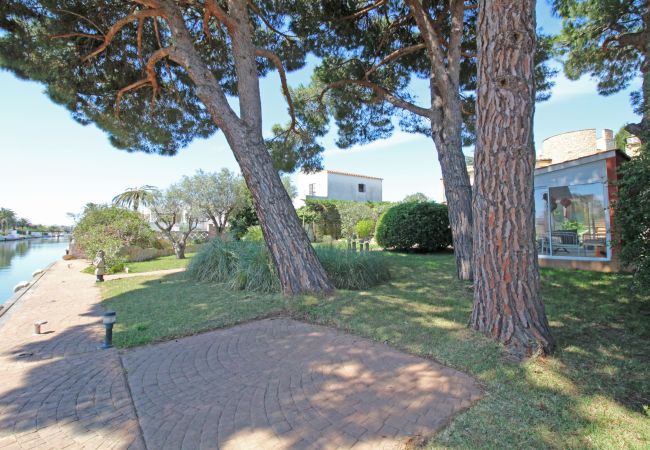 Villa in Empuriabrava - 0010-TER Huis aan kanaal met zwembad en aanlegplaats Villa in Empuriabrava - 0010-TER Huis aan kanaal met zwembad en aanlegplaats