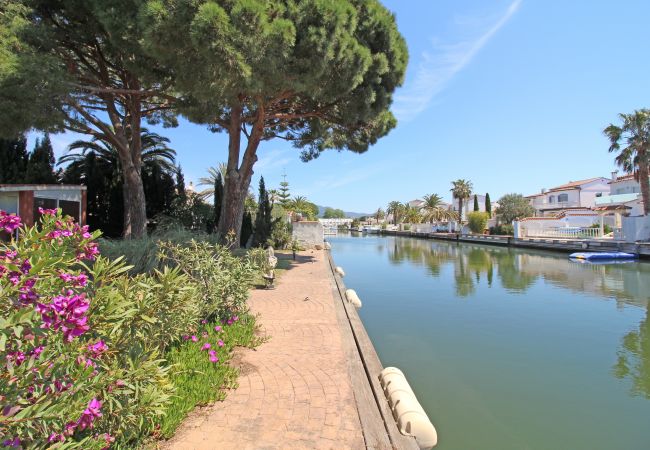 Villa in Empuriabrava - 0010-TER Huis aan kanaal met zwembad en aanlegplaats Villa in Empuriabrava - 0010-TER Huis aan kanaal met zwembad en aanlegplaats