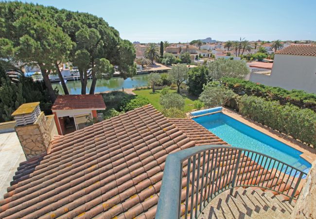 Villa in Empuriabrava - 0010-TER Huis aan kanaal met zwembad en aanlegplaats Villa in Empuriabrava - 0010-TER Huis aan kanaal met zwembad en aanlegplaats