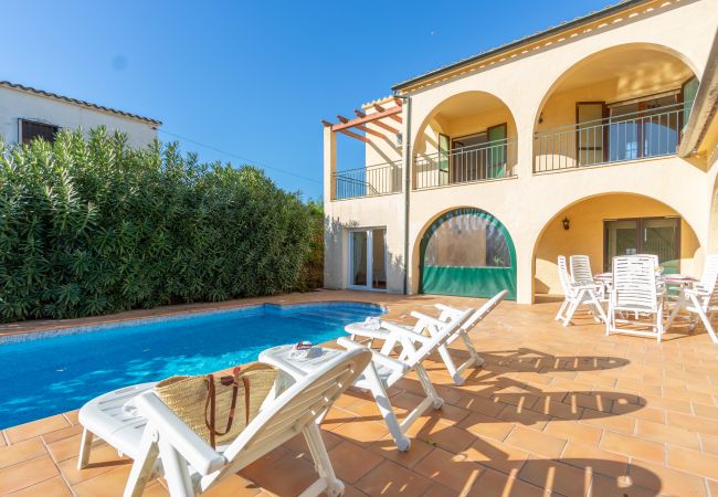 Villa in Empuriabrava - 0010-TER Huis aan kanaal met zwembad en aanlegplaats Villa in Empuriabrava - 0010-TER Huis aan kanaal met zwembad en aanlegplaats