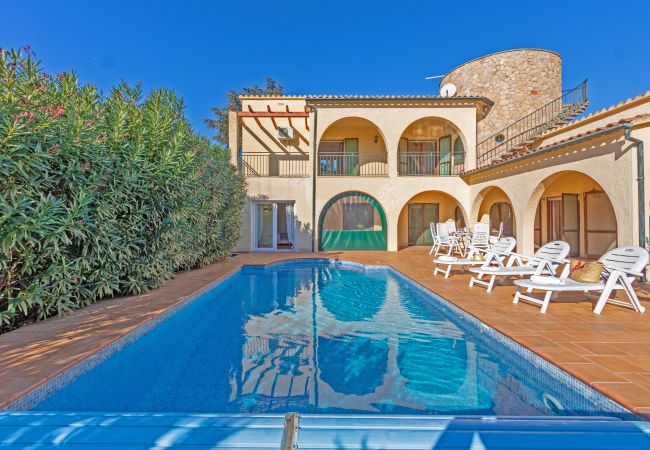 Villa in Empuriabrava - 0010-TER Huis aan kanaal met zwembad en aanlegplaats Villa in Empuriabrava - 0010-TER Huis aan kanaal met zwembad en aanlegplaats