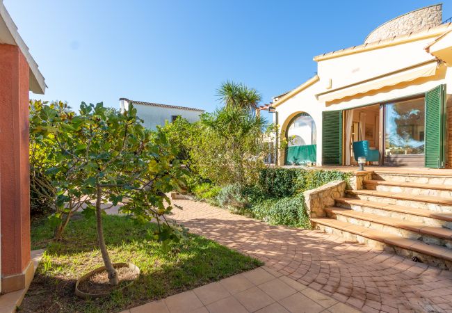 Villa in Empuriabrava - 0010-TER Huis aan kanaal met zwembad en aanlegplaats Villa in Empuriabrava - 0010-TER Huis aan kanaal met zwembad en aanlegplaats