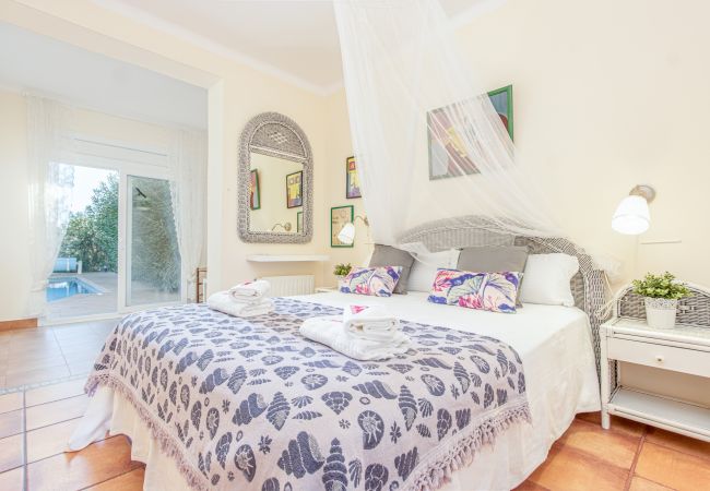 Villa in Empuriabrava - 0010-TER Huis aan kanaal met zwembad en aanlegplaats Villa in Empuriabrava - 0010-TER Huis aan kanaal met zwembad en aanlegplaats