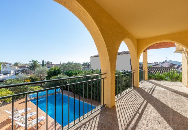 Villa in Empuriabrava - 0010-TER Huis aan kanaal met zwembad en aanlegplaats Villa in Empuriabrava - 0010-TER Huis aan kanaal met zwembad en aanlegplaats