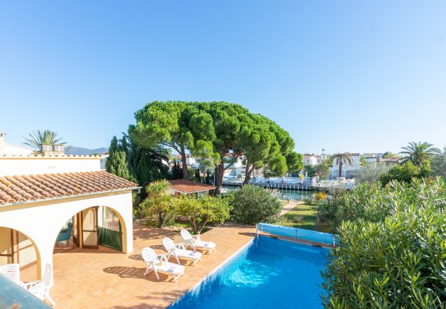 Villa in Empuriabrava - 0010-TER Huis aan kanaal met zwembad en aanlegplaats Villa in Empuriabrava - 0010-TER Huis aan kanaal met zwembad en aanlegplaats