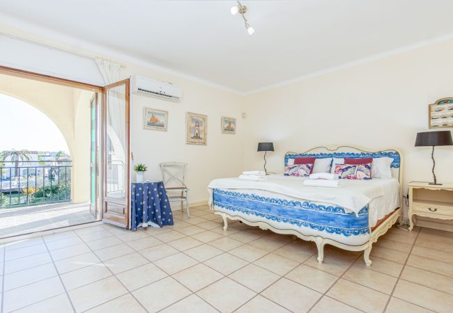 Villa in Empuriabrava - 0010-TER Huis aan kanaal met zwembad en aanlegplaats Villa in Empuriabrava - 0010-TER Huis aan kanaal met zwembad en aanlegplaats