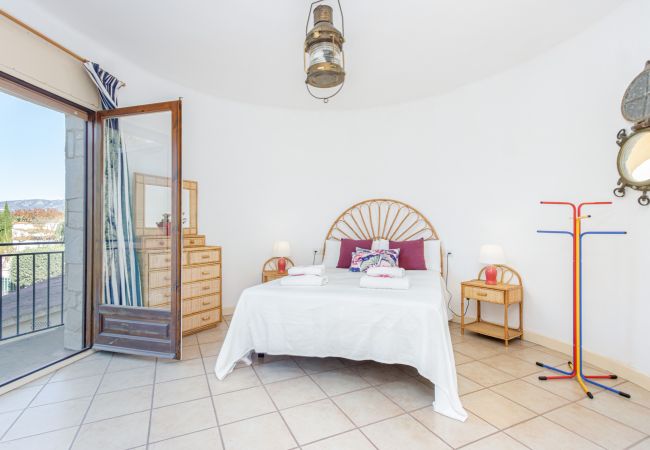 Villa in Empuriabrava - 0010-TER Huis aan kanaal met zwembad en aanlegplaats Villa in Empuriabrava - 0010-TER Huis aan kanaal met zwembad en aanlegplaats